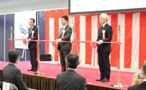 3展示会合同でテープカット（左から森会長、里見政務官、村松副理事長）