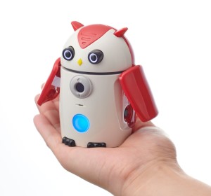 対話機能を有し、遠隔での接客に活用される卓上型小型AIロボット「ZUKKU」