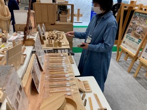 東京・多摩産材で作った箸など生活雑貨を展示