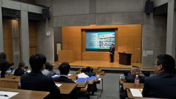 論文を発表する研修生の写真画像