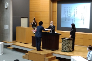 終講式では山中和彦校長が研修生一人ひとりに修了証書を授与した