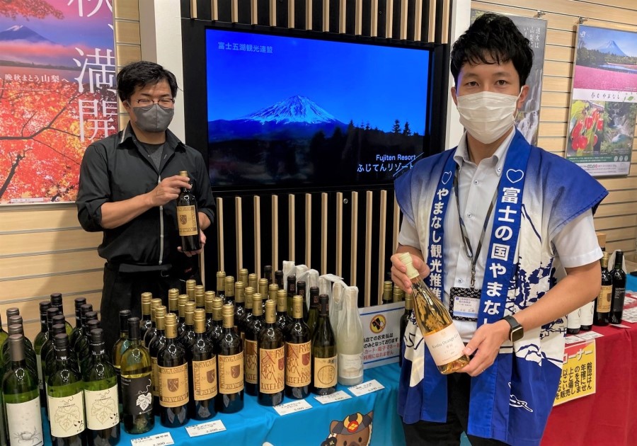 フェアではソムリエ(左)が厳選した山梨県産ワインを販売