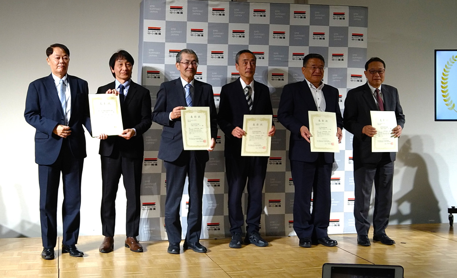 記念撮影する受賞センター代表者の写真画像