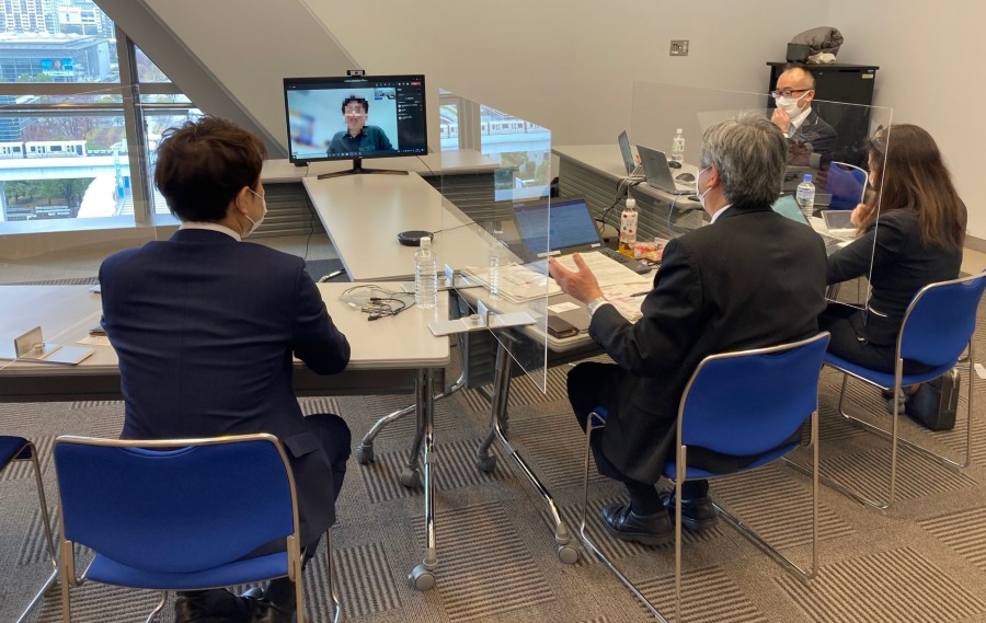 国内企業の経営者(左)は専門家や通訳のサポートを受けてオンラインで海外企業と商談を進めた(画像の一部を加工)