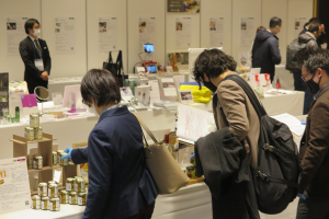展示を熱心に見て回るバイヤーたち