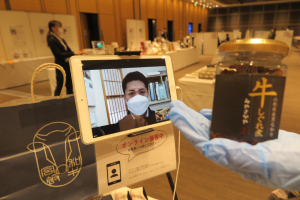 画面越しに自社製品を説明する