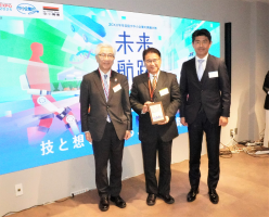 宮川中小機構理事長（左）から参加証を贈呈された阿波根HPC沖縄代表取締役（中央）の写真画像