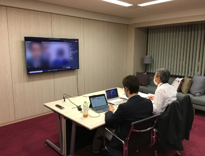 医療機器オンラインCEO商談会の様子、手前は通訳と専門家(2020年10月19日)