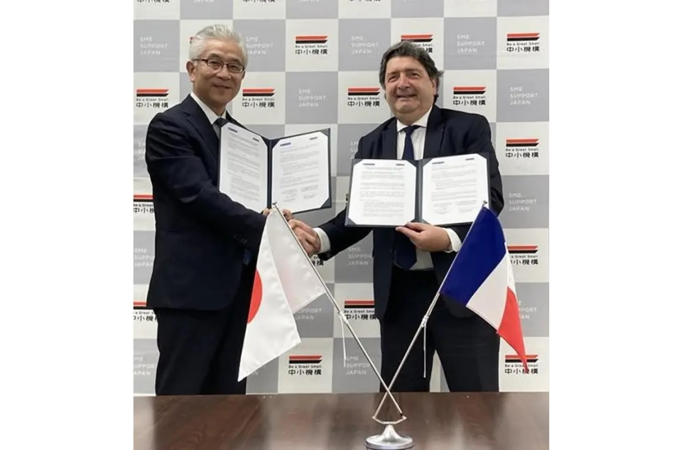 パリ イル・ド・フランス商工会議所のドミニク・レスティノ会頭と中小機構の宮川正理事長が握手する写真