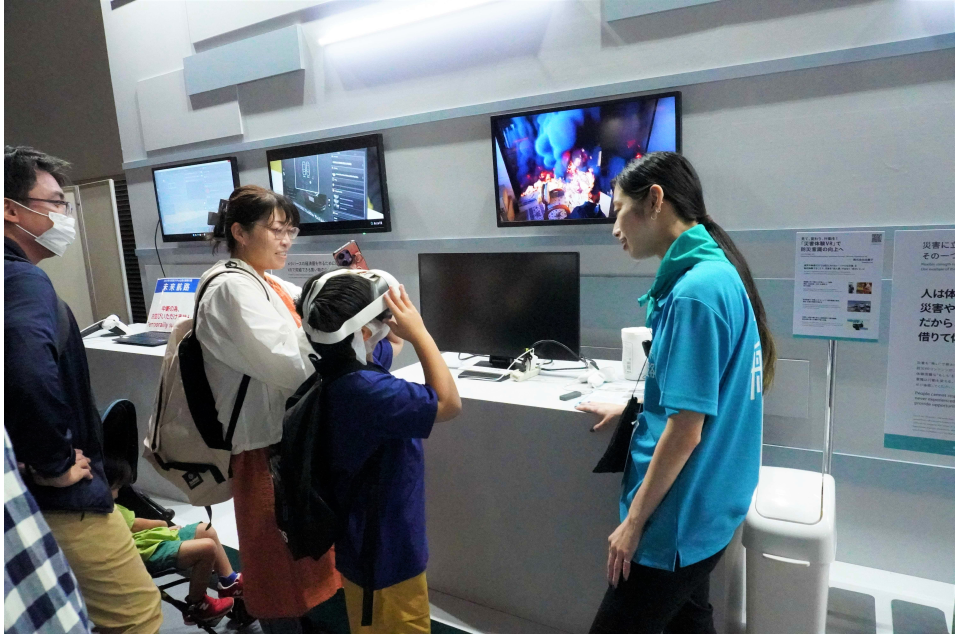 子供が災害シミュレーションVRを体験している写真画像