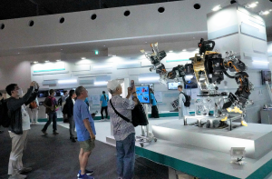 来場者が巨大人型重機ロボットをスマホ撮影している写真画像
