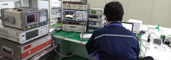 関西国際空港内の保税工場内で作業を行う