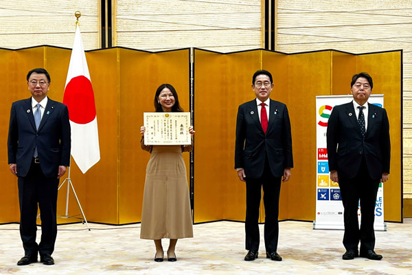 第6回ジャパンSDGsアワードで外務大臣賞を受賞し、首相官邸で表彰されたFrankPRの松尾真希氏（左から2人目）