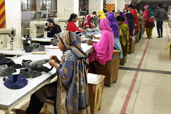 バングラデシュの工房では多くのシングルマザーが働く
