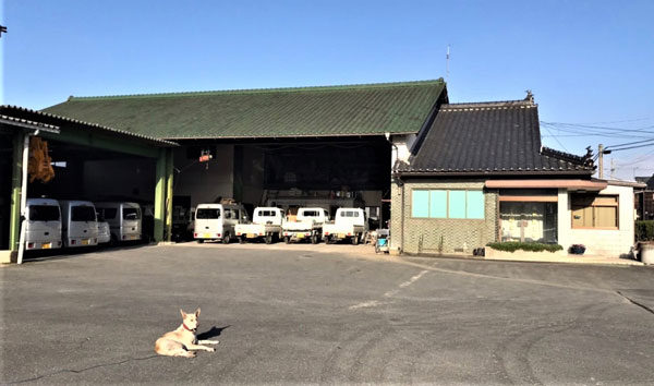 京丹後市にあるマルキ建設の社屋。創業時の事業である瓦屋根が立派だ