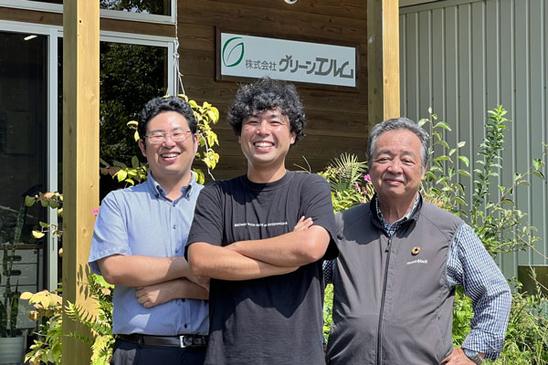 西野社長(中央)と父、浩行氏(右)。兄の友貴氏(左)も経営をサポート。 “三人四脚”で経営にあたっている