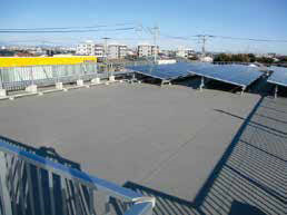 太陽光発電システムを備えた工場の屋上