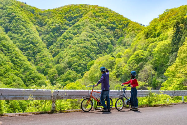 緑豊かな山道を走り抜けるサイクリング多摩西部山間エリアの醍醐味を満喫できる