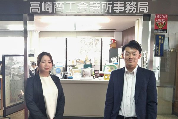 経営支援員の田部井沙季氏と経営指導員(取材当時)、大友雄太氏