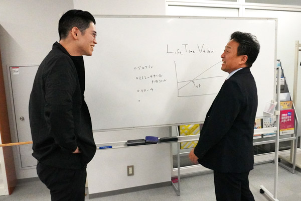 「松井PMは経営のよきアドバイザー」と語る上村氏（左）