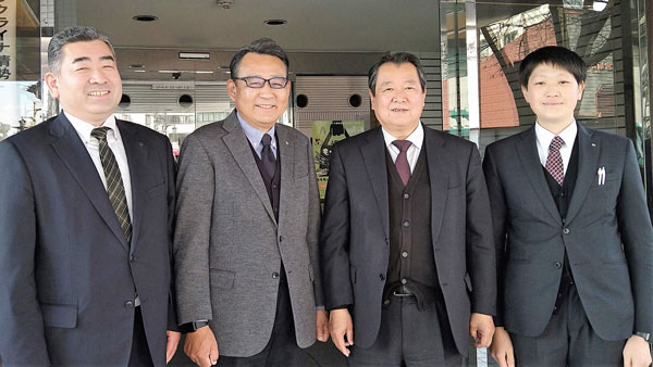 左から唐澤信広中小企業相談所長、赤羽氏、丸山氏、西澤研人経営指導員