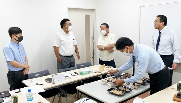 プロジェクト当初に行われた商談会での河村社長(左)と近藤社長(左から2人目)。バイヤーからのアドバイスも新製品開発の後押しになった