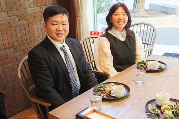 四国海苔の烏谷勇佑取締役(左)は東京のレストランとの商談で、製造販売する青のりのメニュー化を実現させた