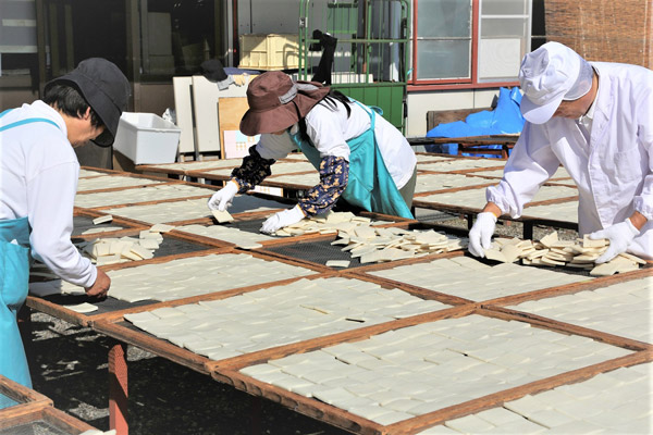 もち米を杵でつき、天日干しする伝統製法で作られている