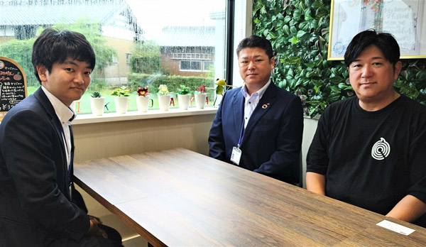 藤代支店の寺山泰弘支店長(中央)と濱本大地係長。歌舞伎あられ池田屋へのサポートを引き継いでいる