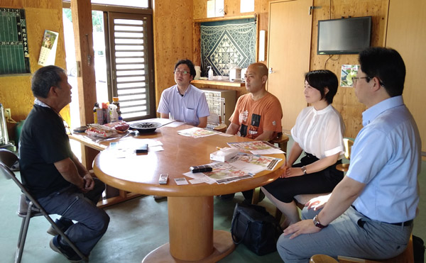 斜里町で宿泊型体験農園「知床ごんた村」を経営する竹田栄治氏のもとを訪れ、産直イベントへの協力を依頼