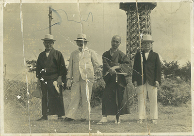 創業者の泉亀吉氏（一番左）