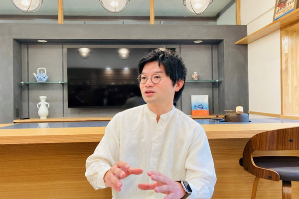 インタビューに答える代表取締役 徳永和久氏