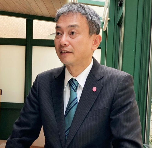 インタビューに答える代表取締役 原田泰蔵 氏