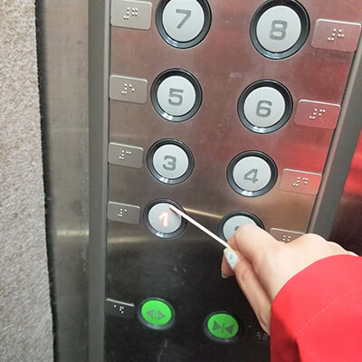 エレベーターのボタン押しもこれ1本で
