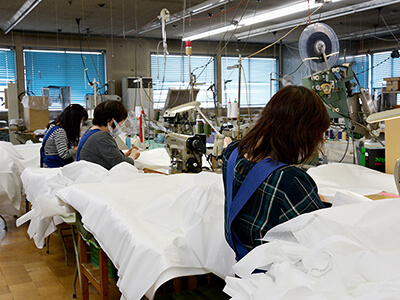 医療用ガウンを縫製する製造現場