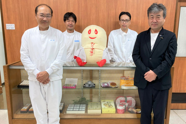 不良品発生の課題解決に取り組んだ米屋の佐久間智久常務（右）と渋谷敦・製造部長（左）ら