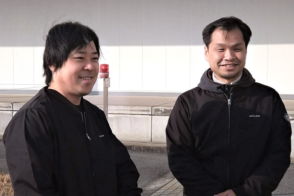 鳴海氏と古岡睦章氏 (右)。古岡氏はglafitのバングラデシュ現地法人のCEOを務めている