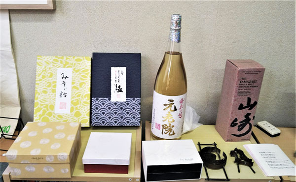 山伝製紙が製造する和紙は、お酒のラベルやお菓子の箱などで幅広く使われている
