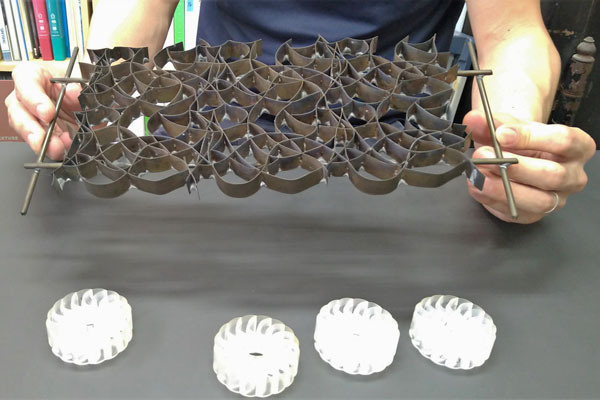 上がひっかけの金型のサンプル。下が3Dプリンターで試作した型