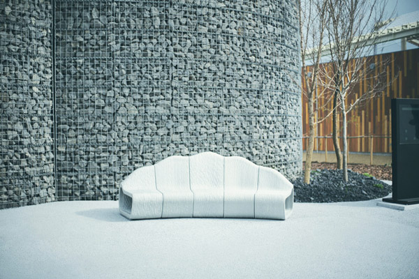 万博会場に設置したホタテベンチ