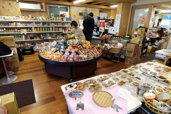 仮設店舗は被災した店舗から離れた場所にあるが、なじみの客が変わらず買い求めに来ている