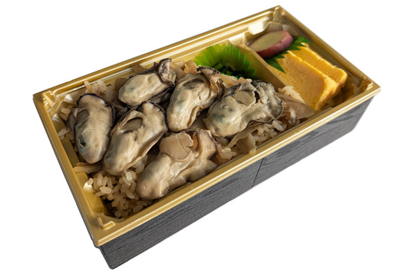 時雨煮にした能登カキをトッピングしたカワテンの弁当