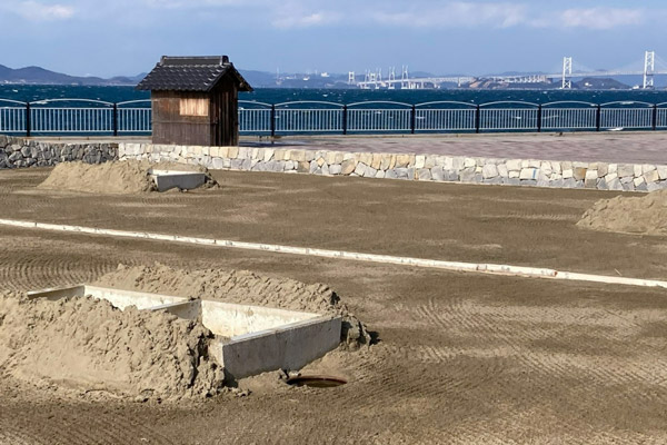 瀬戸大橋を臨む公園に復元された塩田