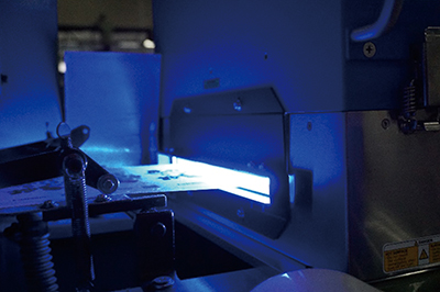 カーボンゼロを達成したシール工場内のLEDを活用した印刷乾燥の様子