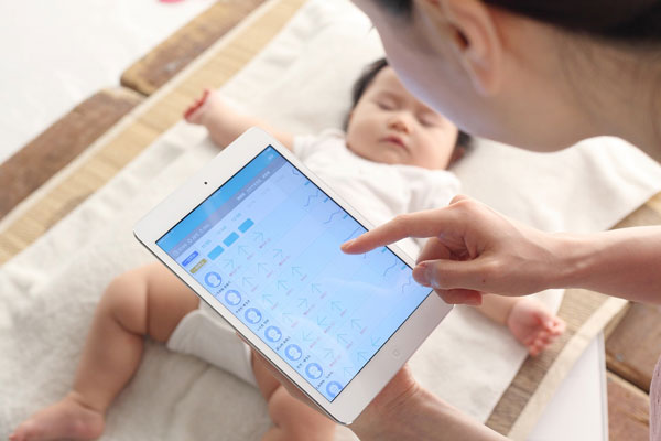 「ルクミー午睡チェック」ではタブレット端末内のアプリが自動で昼寝中の園児の体の向きを記録できる