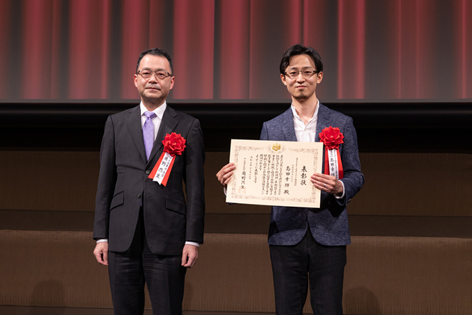 Mr. Yukiteru Shimada (right) who won the Small and Medium Enterprise Agency Commissioner's Award during the 