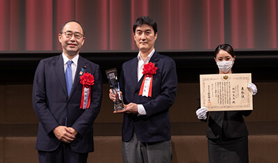 JVA授賞式で、左は細田健一経済産業副大臣