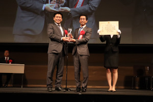 表彰式で松本洋平副大臣から経済産業大臣賞を手渡された