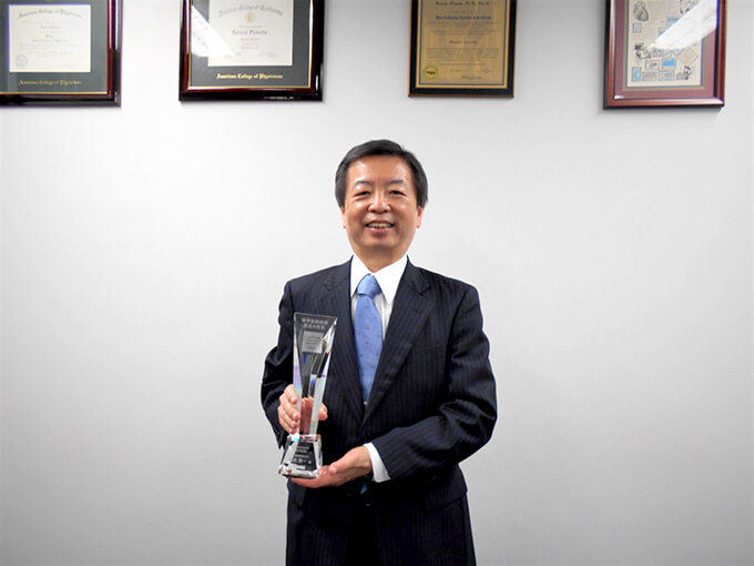 「Japan Venture Awards 2021」のトロフィーを手にするCEOの福田恵一氏
