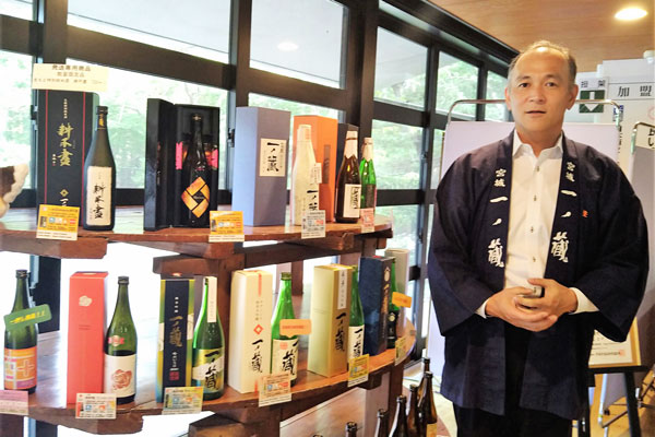 伝統を守りながら、新しいタイプの日本酒も提案する